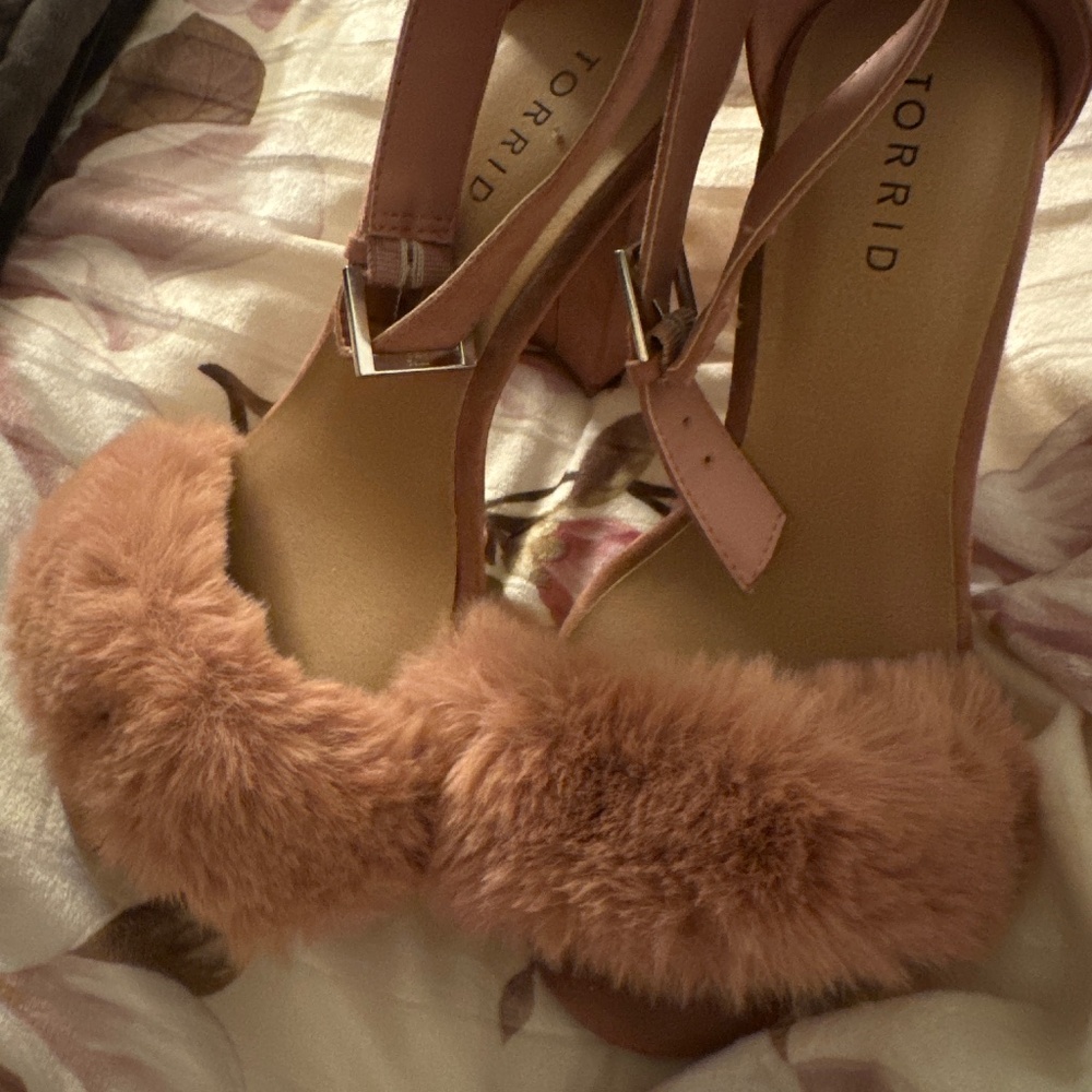 Torrid shoes womens pink blush Fur Trimmed Tapered Heel Sandal size 7